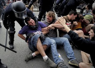 20110530174555-desalojo-indignados-plaza-barcelona.jpg
